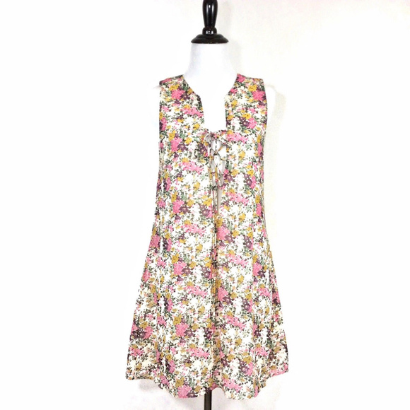 Tobi Dresses & Skirts - TOBI Floral Lace Front Lined Mini Dress